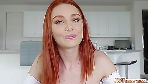 Hot babe's sexy time with her feet