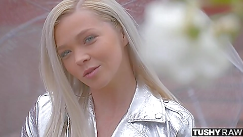 Hawt anal slut on the bed