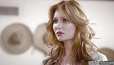 Sexy milf swelles sexy scen suitcase calienteer